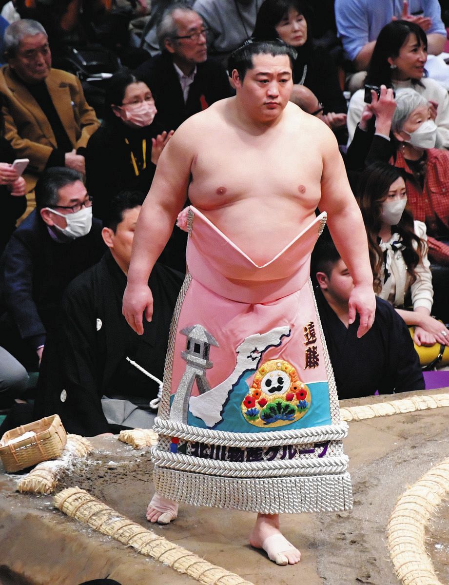 遠藤、隆の勝を押し出し初白星 この日は能登半島デザインの化粧まわし
