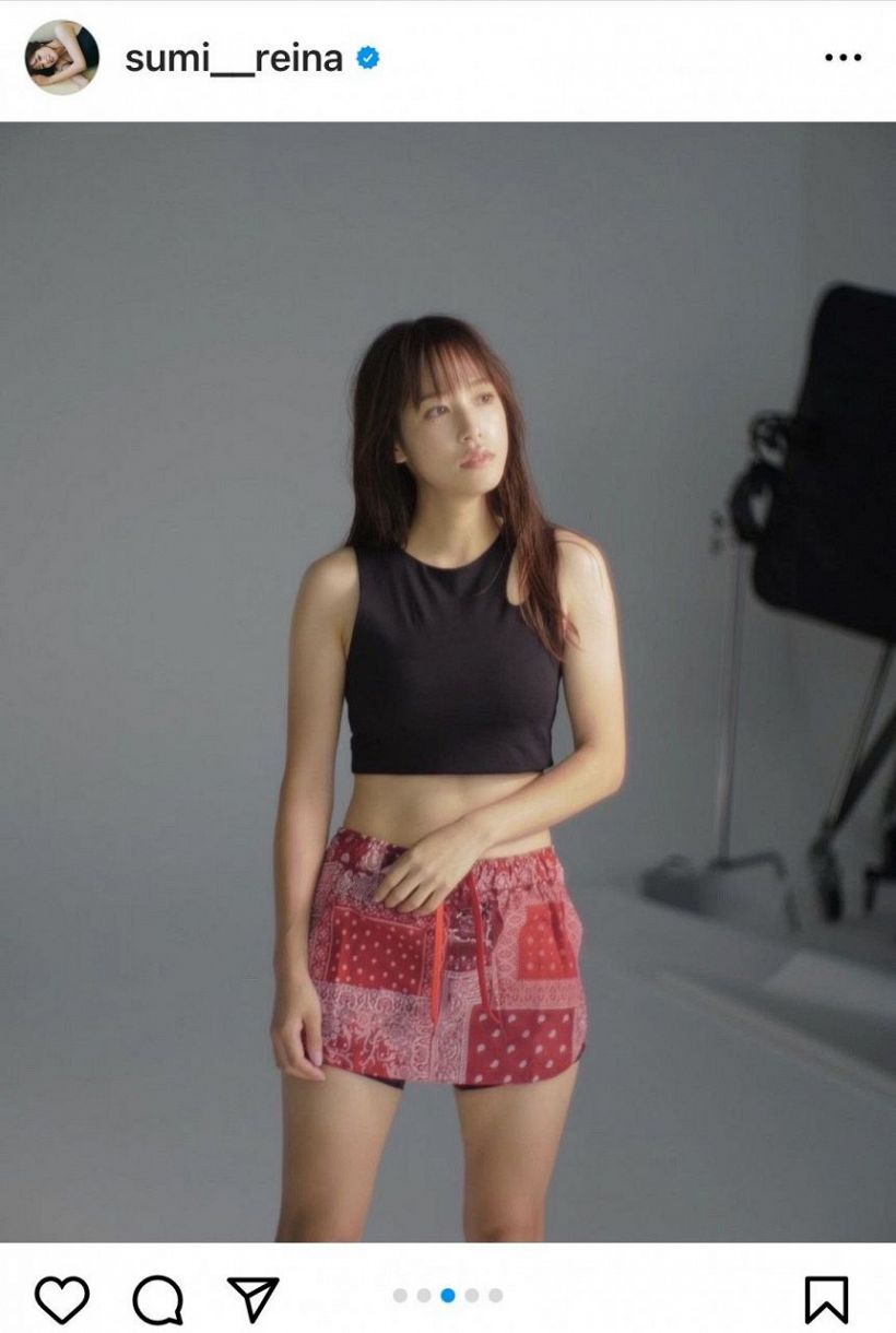 写真】鷲見玲奈の“美腹筋”：中日スポーツ・東京中日スポーツ