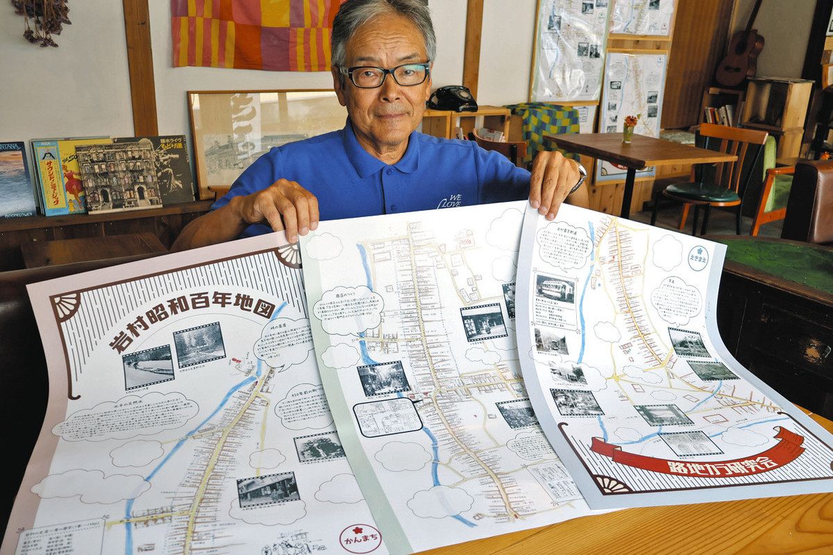 100年前の姿を伝える「岩村昭和百年地図」と丹羽さん＝恵那市岩村町で
