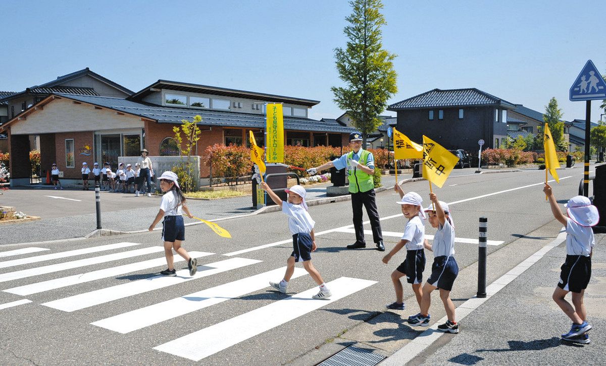 看板「とびだしちゅーい」 金沢・みずき こども園前の歩道に設置 七尾