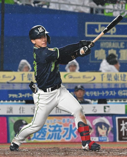 プロ初センターでスタメン出場の内山が殊勲の逆転2点打！ 開幕以来の
