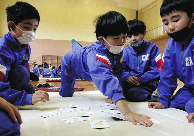 絵札も文も地域の魅力盛り込む 高山・栃尾小、手作りかるたで大会：中