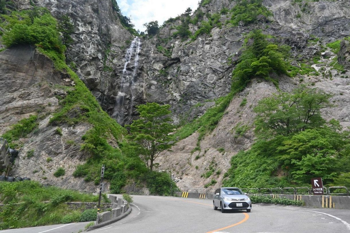 白山白川郷ホワイトロード＝6月14日撮影、石川県白山市中宮で
