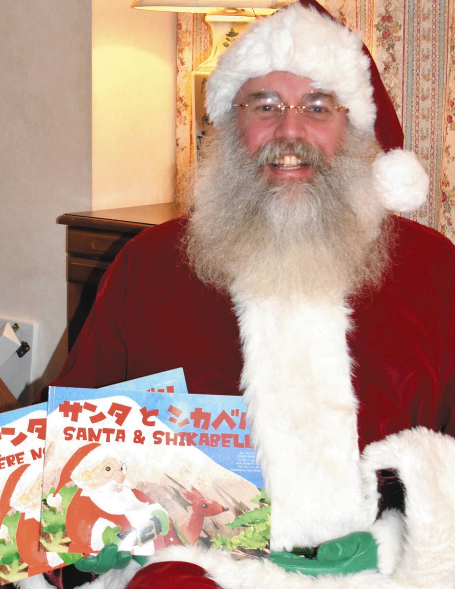 気付けば髭も15cm「サンタ、いけるぞ」 英会話教師が果たした転身