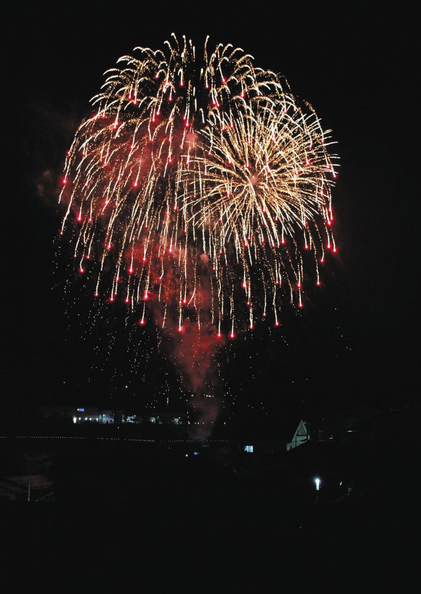 冬の夜空を彩る打ち上げ花火＝南木曽町で