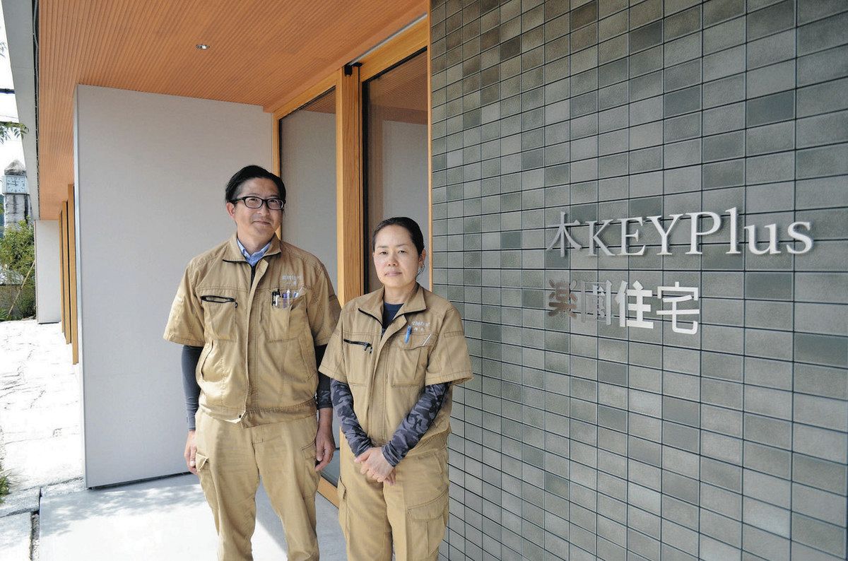 非住宅への断熱・気密やオフグリッドの導入に力を入れる金子建築工業の梅本主任（右）と加藤さん＝恵那市長島町で
