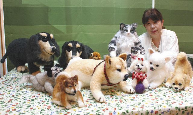 羊毛フェルトで本物そっくりのペットの作品を制作している三谷さん＝松本市内で
