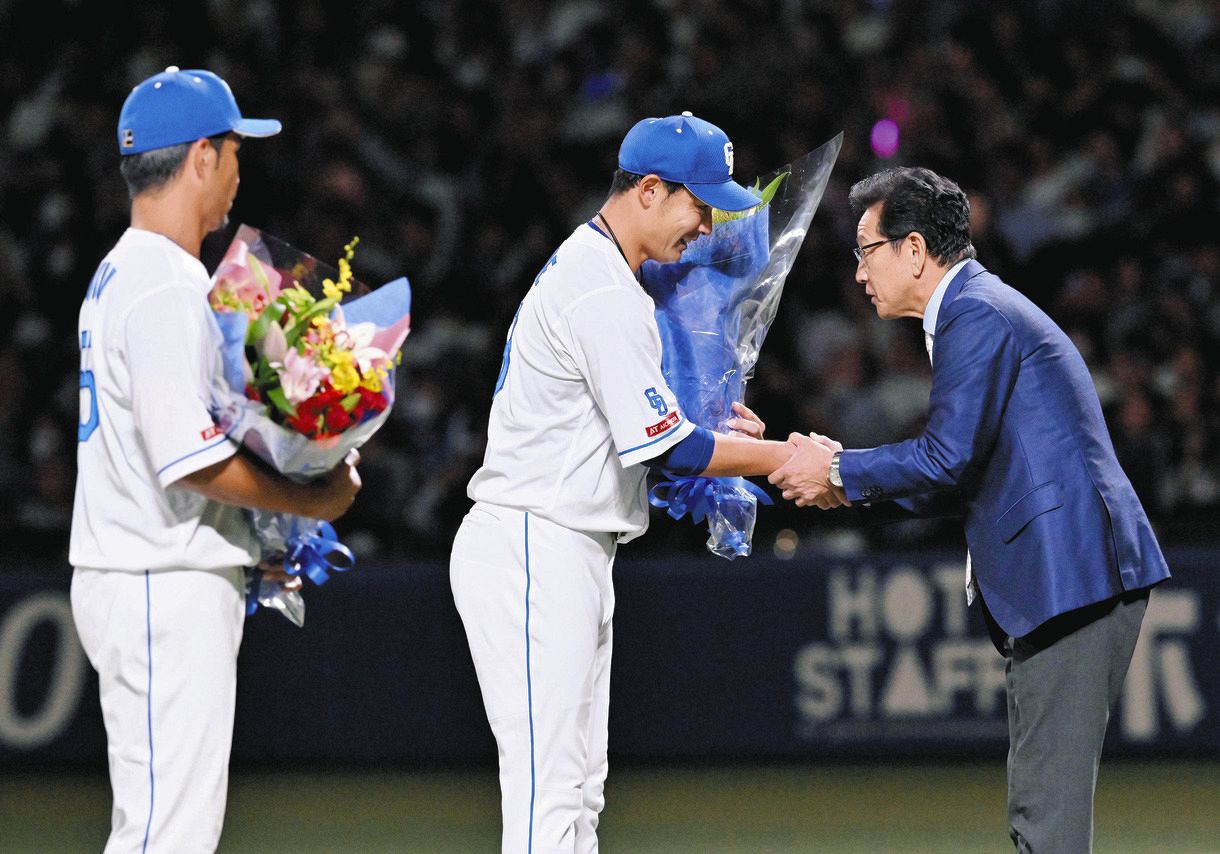中日4選手の引退セレモニーに侍ジャパン前監督の栗山英樹さんも登場し花束 日本ハム時代に日本一貢献の大野奨、谷元ねぎらう【中日】：中日スポーツ