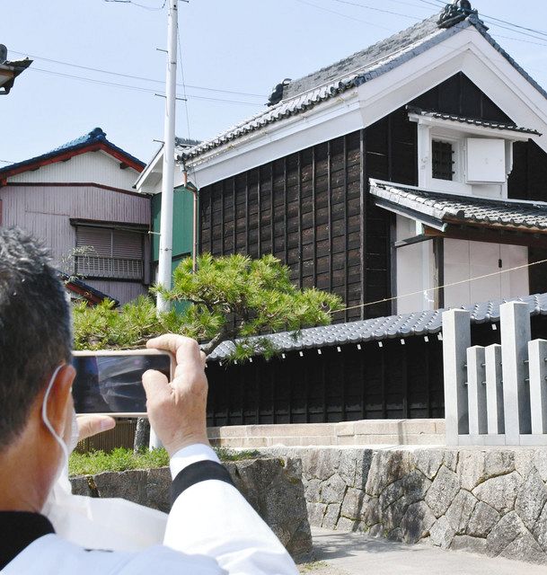 神前神社の「鎧張塀」完成 亀崎・瓦製造販売「鶴弥」が奉納：中