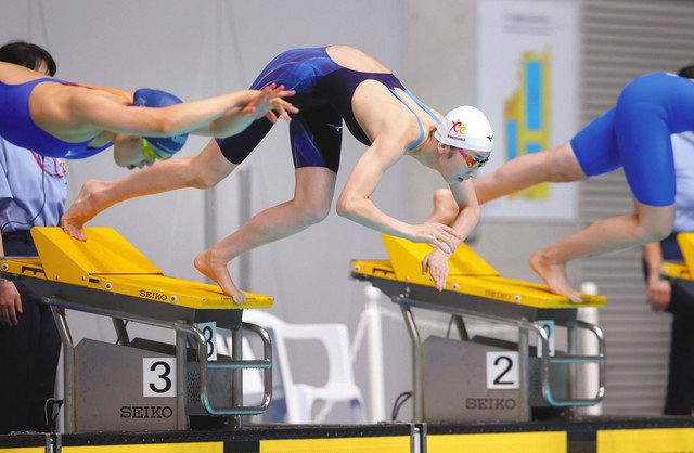 女子５０メートル自由形　タイム決勝　勢いよく飛び込みスタートする池江璃花子＝東京辰巳国際水泳場で 