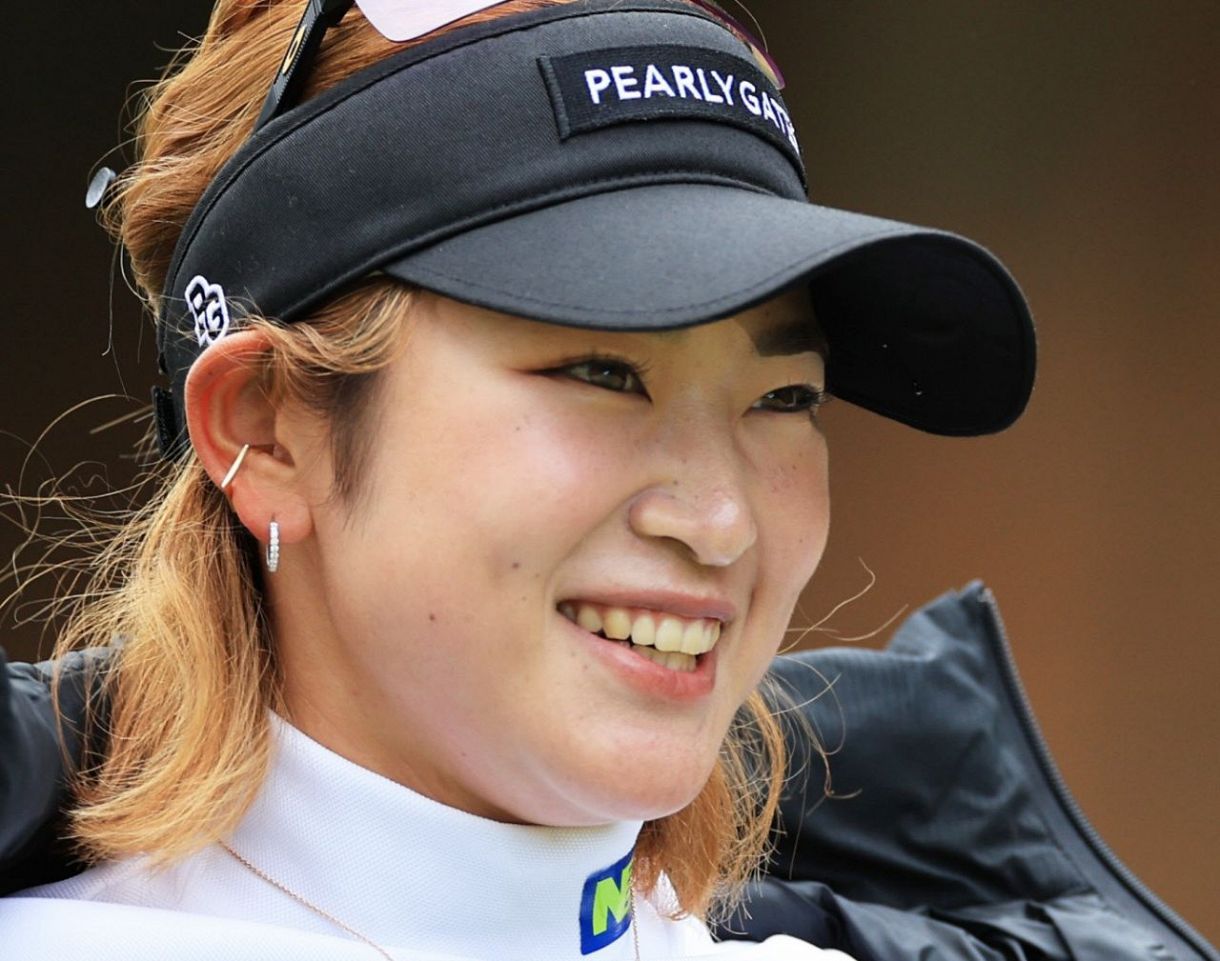 原英莉花が超ミニ”脚長お姉さん”ショット『国際線CAみたい』『パリコレ