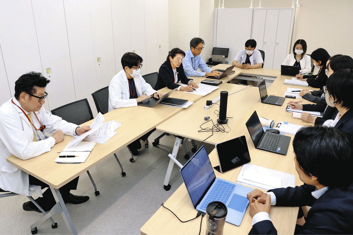 会議で今後の運営を確認するＣＯＤＡの医師やコーディネーターら＝２７日午後、愛知県豊明市の藤田医科大病院で（藤田医科大提供）