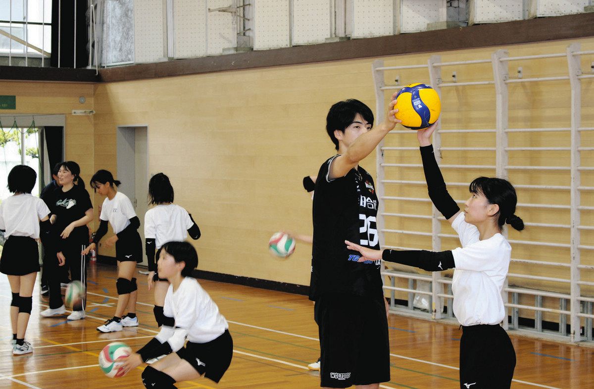 SVリーガーの教え、最後の大会に生かす 一宮・萩原中でWドッグス選手ら