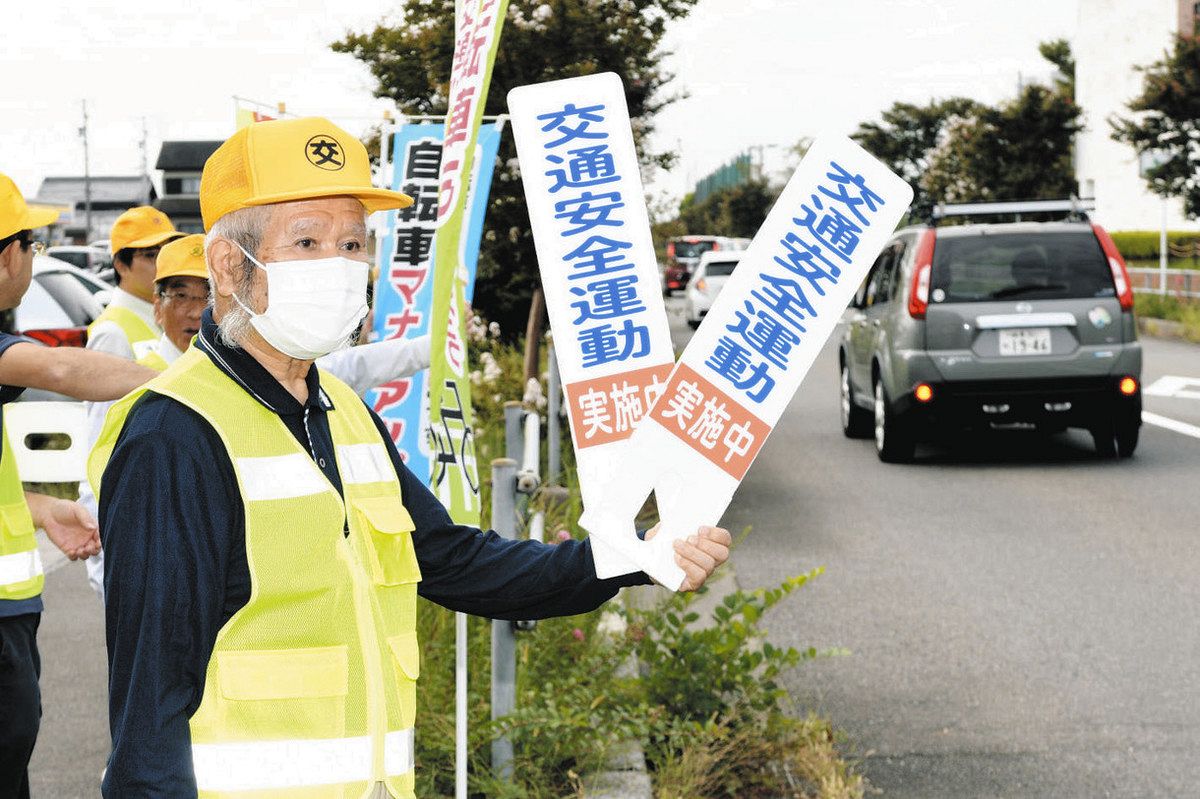 街頭で交通安全を訴える脇若さん。約40年の活動で感じる成果に目を細める＝瑞穂市穂積で
