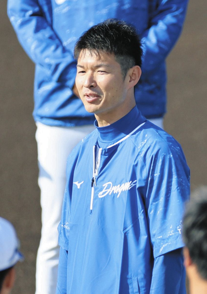 練習前、ナインにあいさつする谷育成コーチ