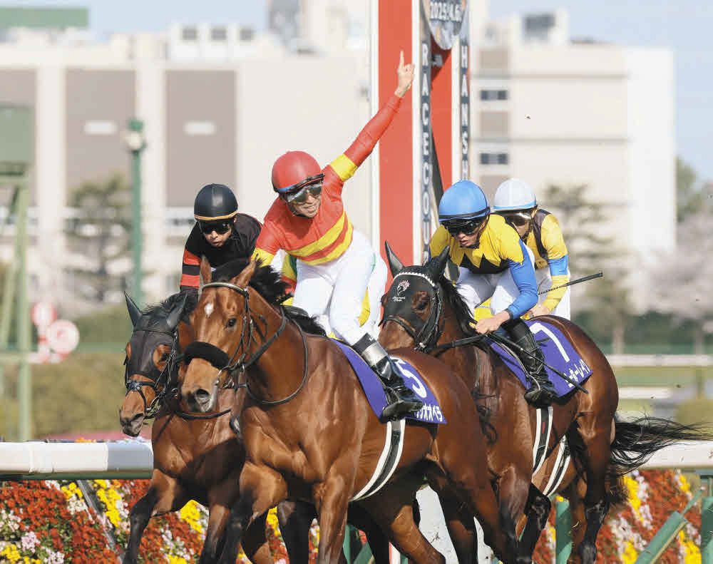 大阪杯を制したベラジオオペラ（中央）