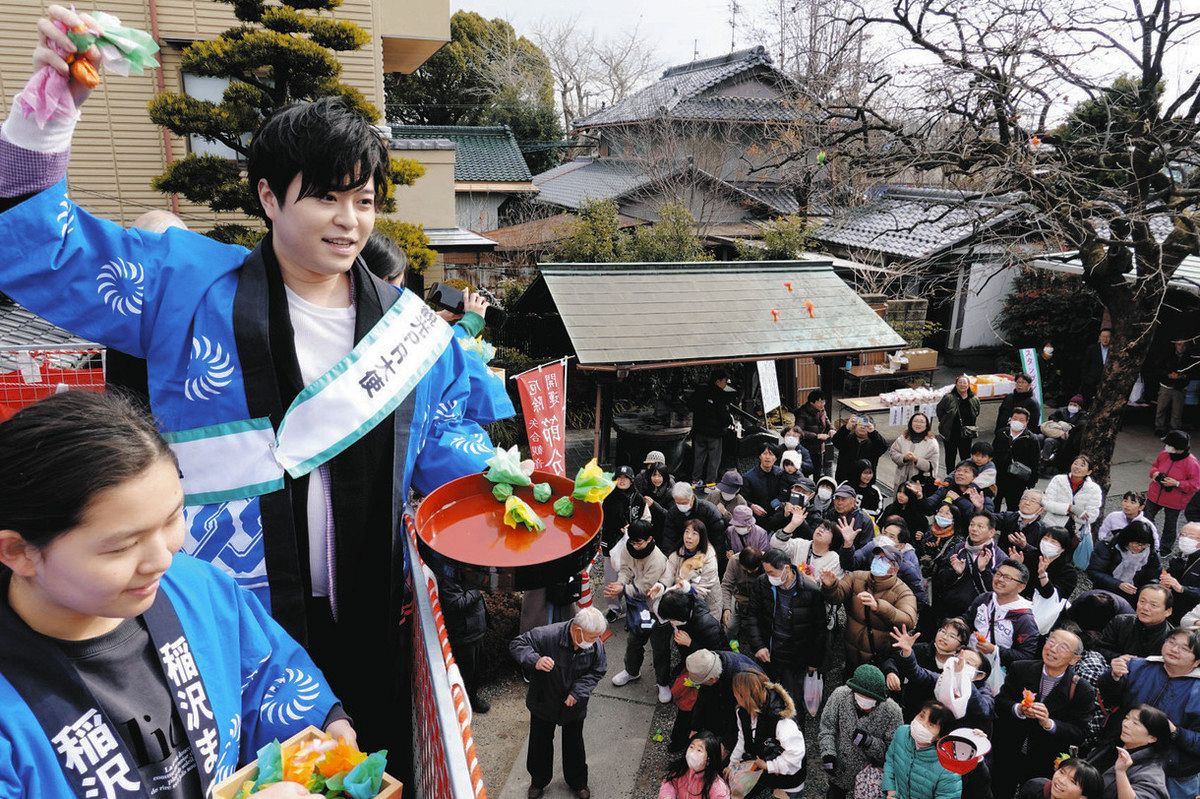 豆まきで子どもら大はしゃぎ 稲沢の矢合観音に市PR大使・林さんも登場