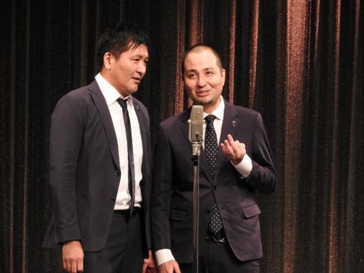 復帰舞台で漫才を披露するスリムクラブの真栄田賢（左）と内間政成
