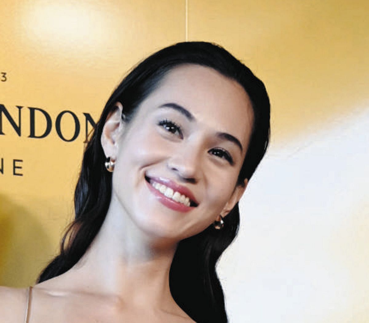 何を着ているの？」水原希子、衝撃“マジック”シャツで深い谷間、ファン