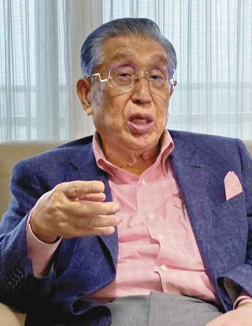 菅氏の歩みを振り返る藤代耕一さん＝３日、横浜市で