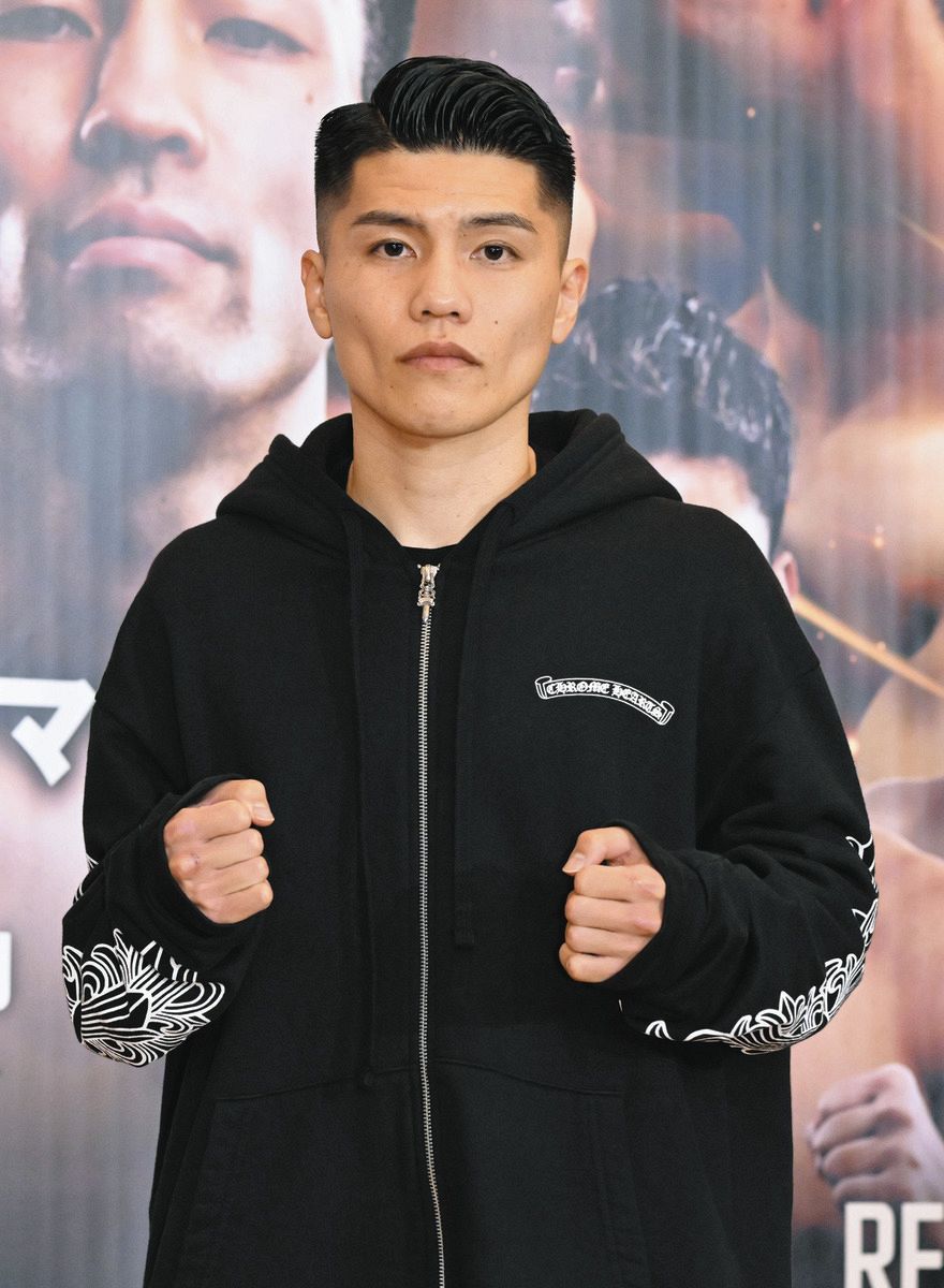 記者会見後、ポーズを決める坪井智也