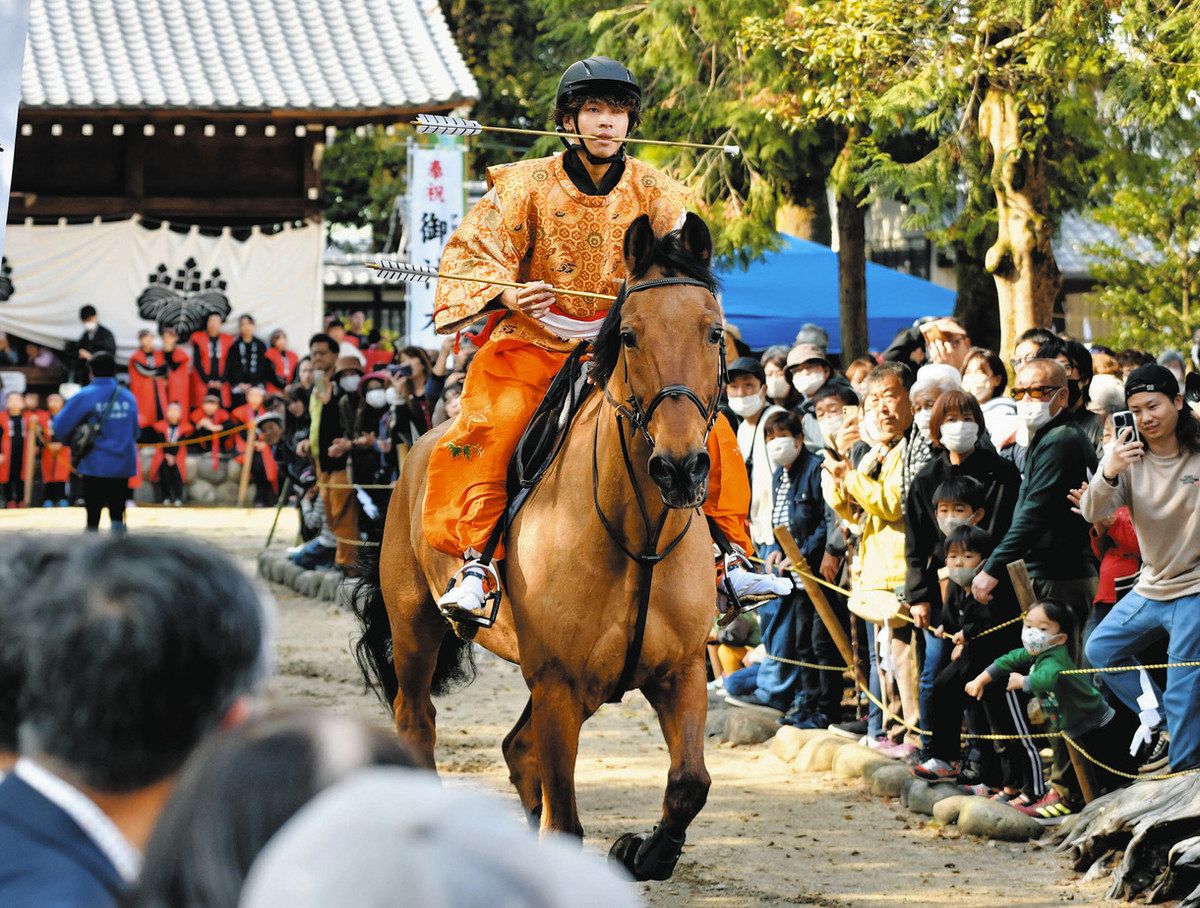 人馬一体で堂々駆ける 可児・白鬚神社で流鏑馬祭り：中日新聞Web