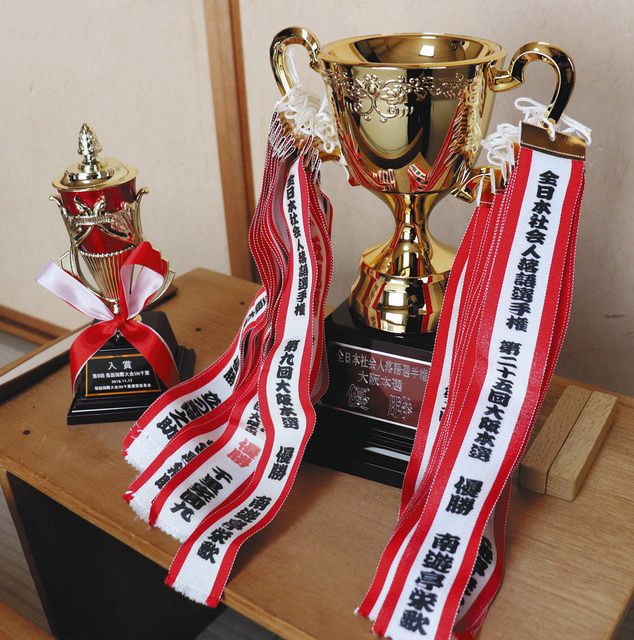 落語の大会で勝ち取ったトロフィーの一部 