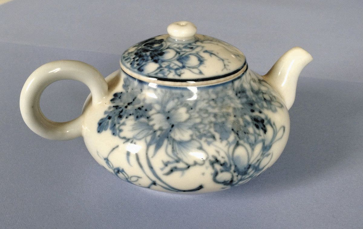 湖東焼　染付　横手急須　花鳥図　寶山家旧蔵品　無傷の美品 日常遣い品の美を紹介 長浜で企画展「民藝から100年 手仕事の魅力