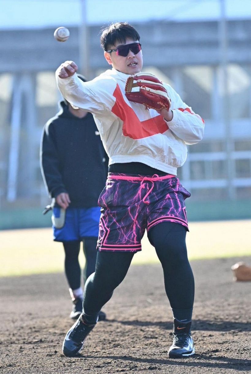 巨人・岡本和真、自主トレファッション注目の的 初日は黄色と黒の