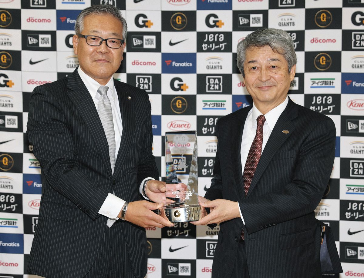 巨人・国松社長「今季は最後の最後まで進んでいきたいなと」 セ・リーグ優勝レプリカトロフィー贈呈式 ：中日スポーツ・東京中日スポーツ