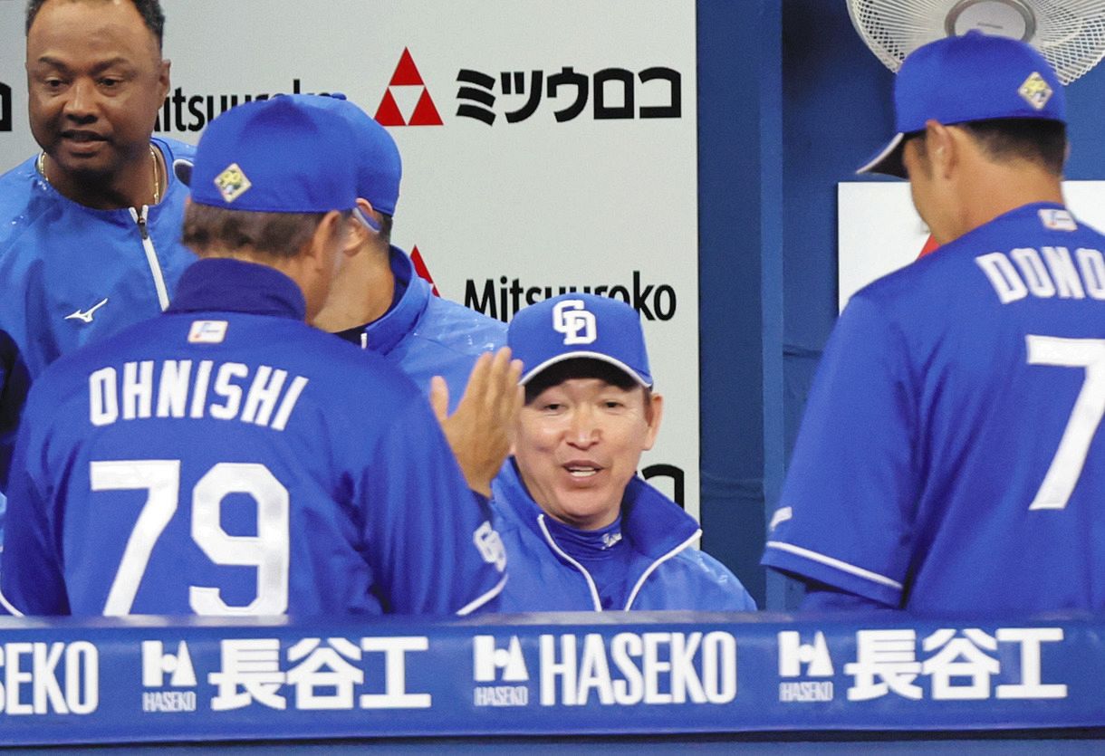 ◇2891日ぶり単独首位！笑顔の立浪監督【写真複数】：中日スポーツ