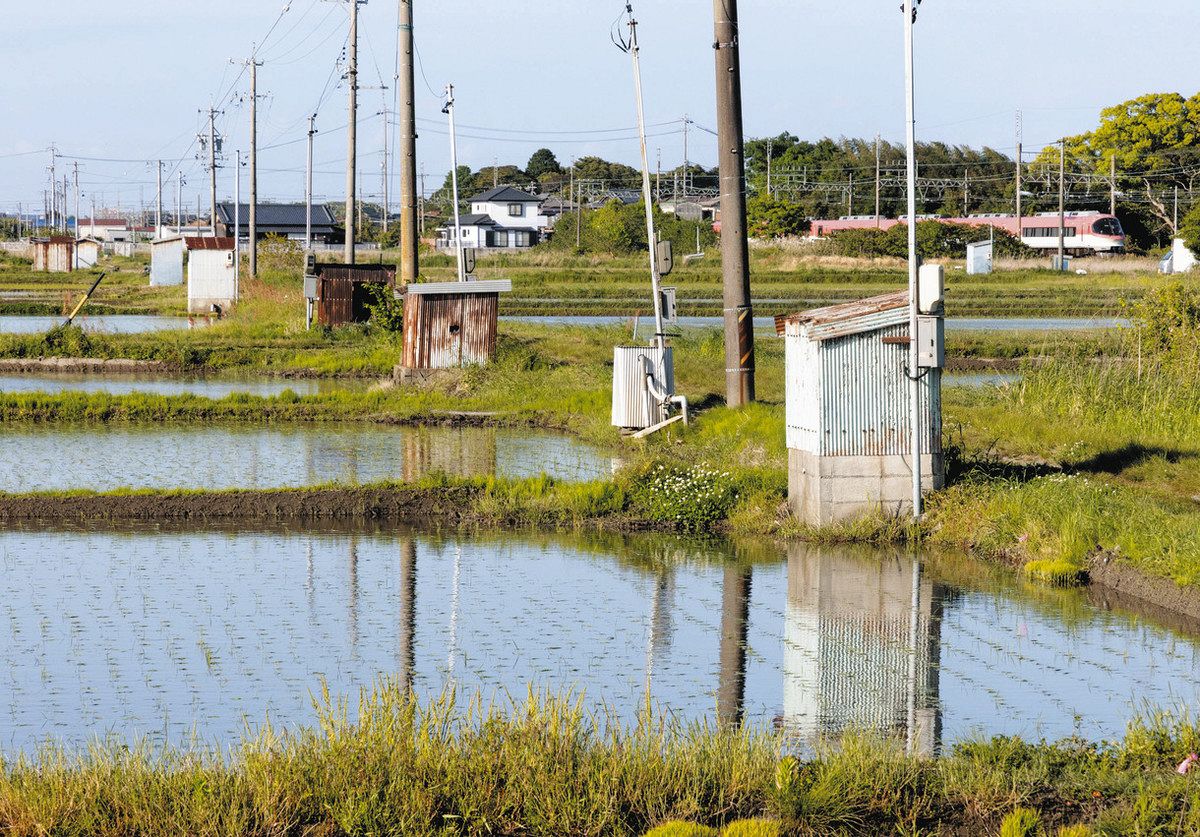 あぜ道沿いに立ち並ぶポンプ小屋。近鉄名古屋線がそばを走る＝津市河芸町影重で

