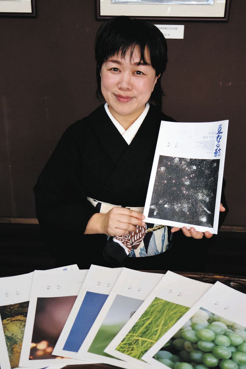 「発行部数や配布先を増やしていきたい」と話す水野さん＝恵那市明智町で
