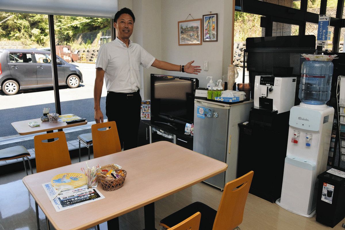 事務所の一角をクーリングシェルターとし、飲み物などを用意している東濃自動車工業＝多治見市東町で
