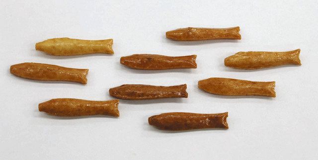 職人がアユの形に焼き上げたあられ