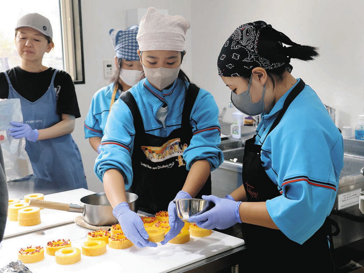 バウムクーヘン作りに励む生徒ら＝恵那市上矢作町で

