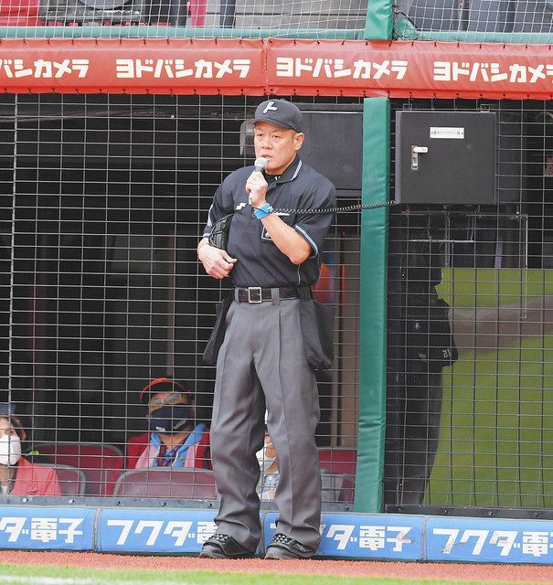楽天戦でまた珍プレー 外野フェンスとラバーの間にボールが挟まる ロッテの先制点は幻に 中日スポーツ 東京中日スポーツ 楽天戦でまた珍プレー 外野フェンスとラバーの間にボールが挟まる ロッテの先制点は幻に 中日スポーツ 東京中日スポーツ