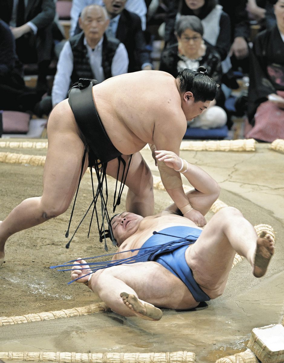 阿炎、新大関大の里を撃破 「体が勝手に」豪快すくい投げで1敗