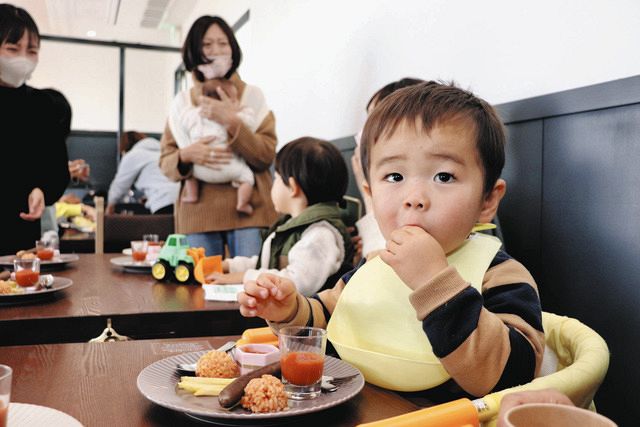 かいづママｓｔｙｌｅの試食会でケチャップを味わう子ども＝海津市平田町野寺のカイジュウカフェで