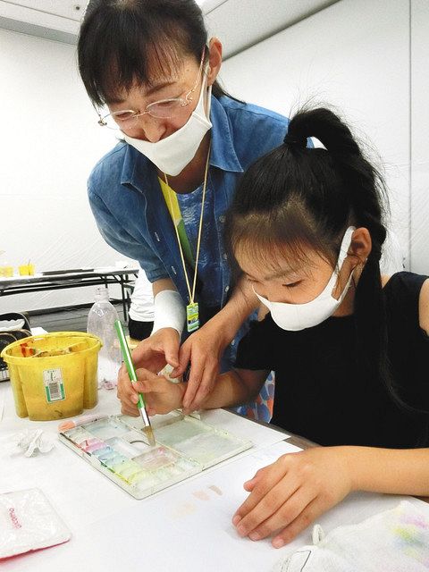 絵の具を自由自在 私も色の魔法使い 小矢部で親子体験 北陸中日新聞web