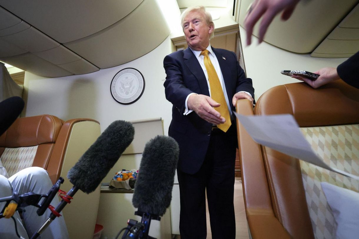 トランプ政権、米紙記者に召喚状 異例圧力、大統領専用機報道巡り：中
