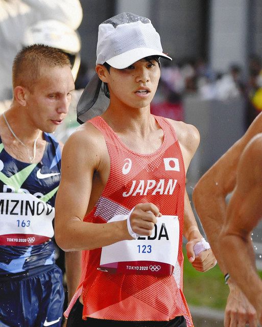 東京五輪男子２０キロ競歩で、リストバンドを握ってレースに臨む池田向希選手＝８月、札幌大通公園発着特設コースで 