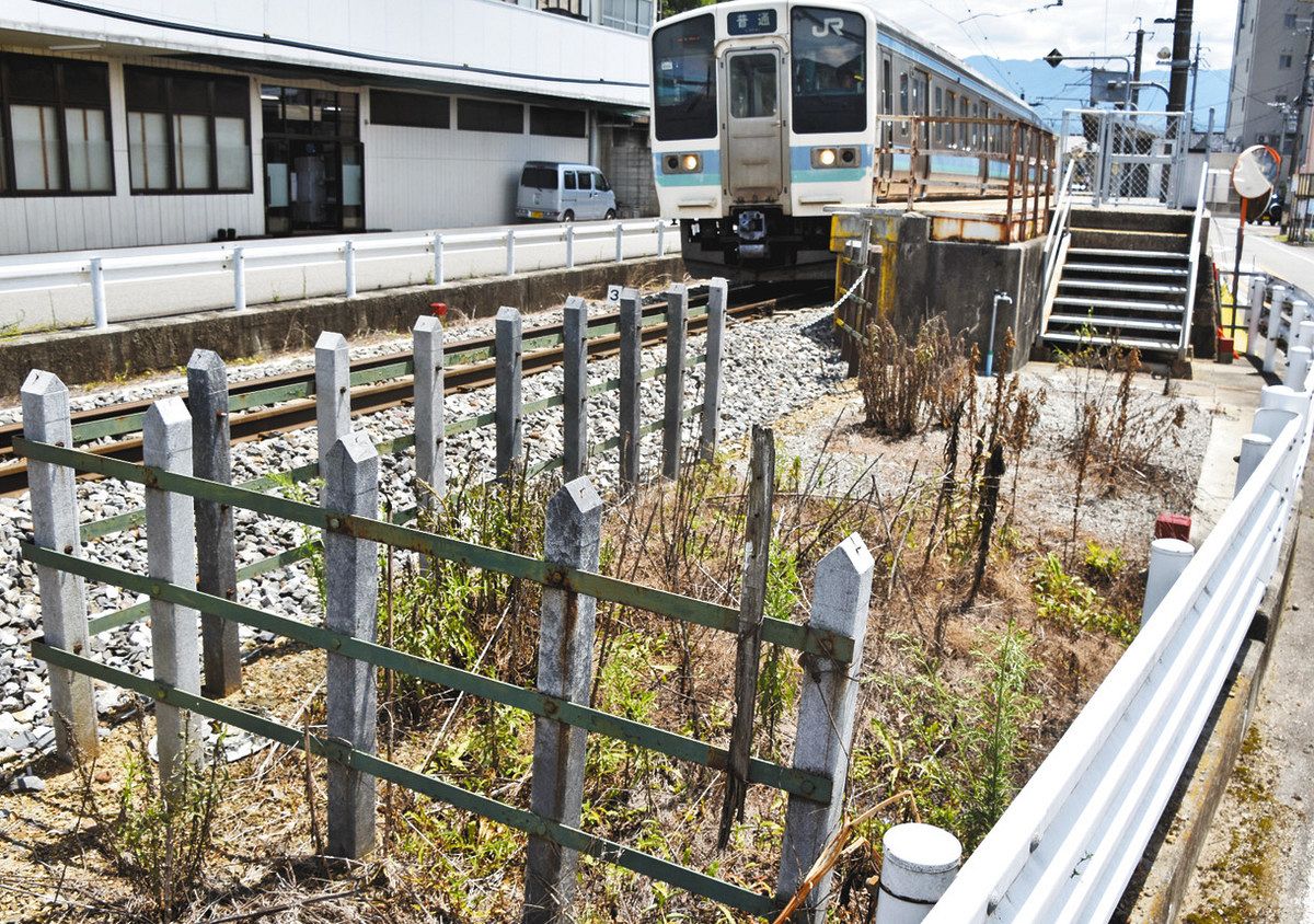 伊那上郷駅から撤去されたトイレの跡地＝飯田市上郷黒田で