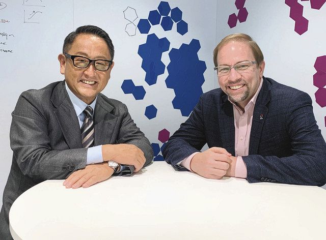 豊田章男社長（左）と新持ち株会社などのトップに就く予定のジェームス・カフナー氏