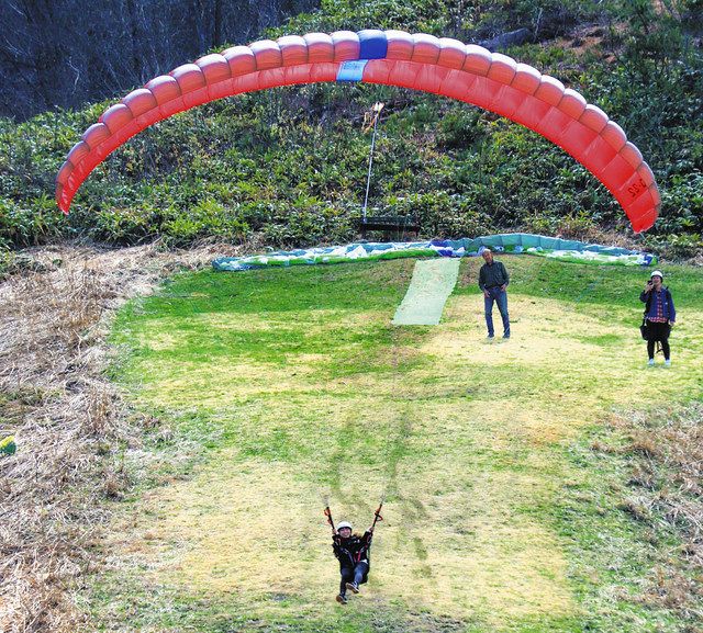 ぶらり飛騨 誰でも気軽に空中散歩 パラグライダー 高山市 中日新聞web