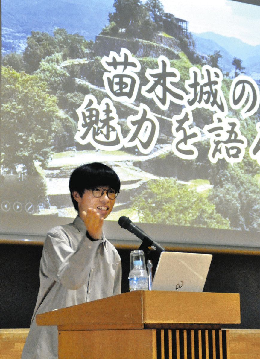 苗木城の魅力を伝える栗原さん＝中津川市苗木中で
