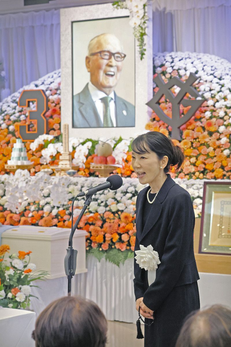 長嶋茂雄さんの通夜であいさつする喪主で次女の三奈さん（読売新聞社提供）