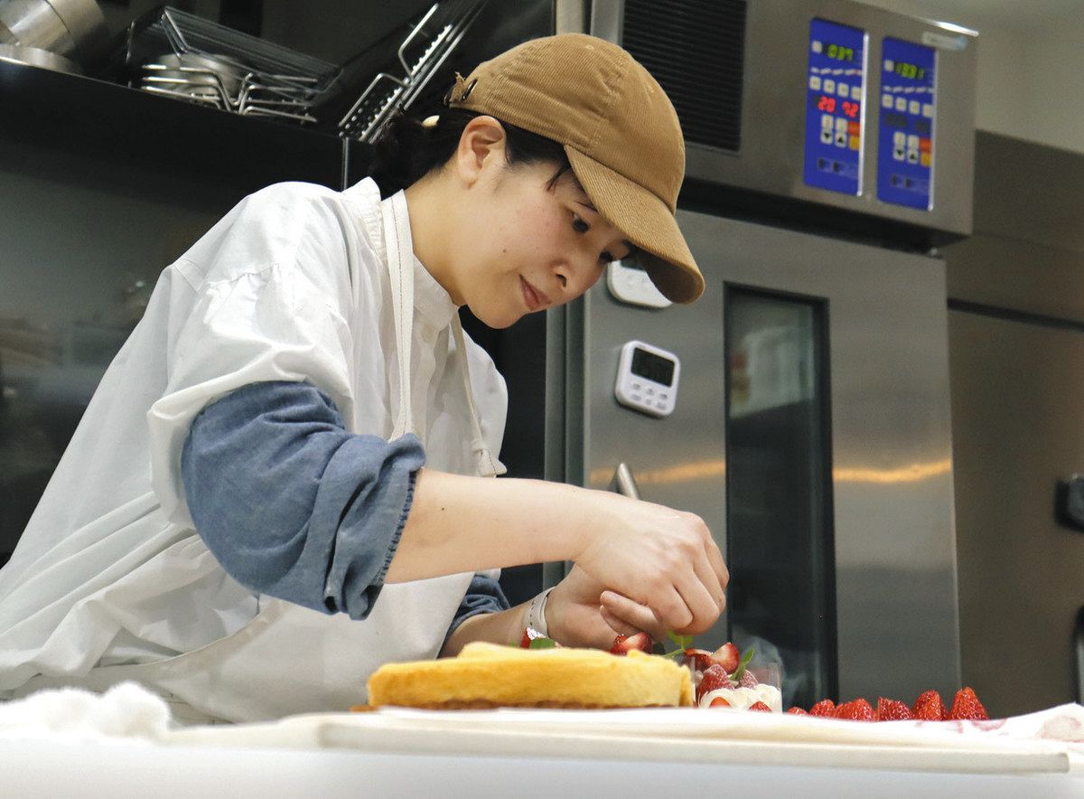 イチゴのタルトケーキを作る加藤さん＝津市渋見町のIKOBAKEで