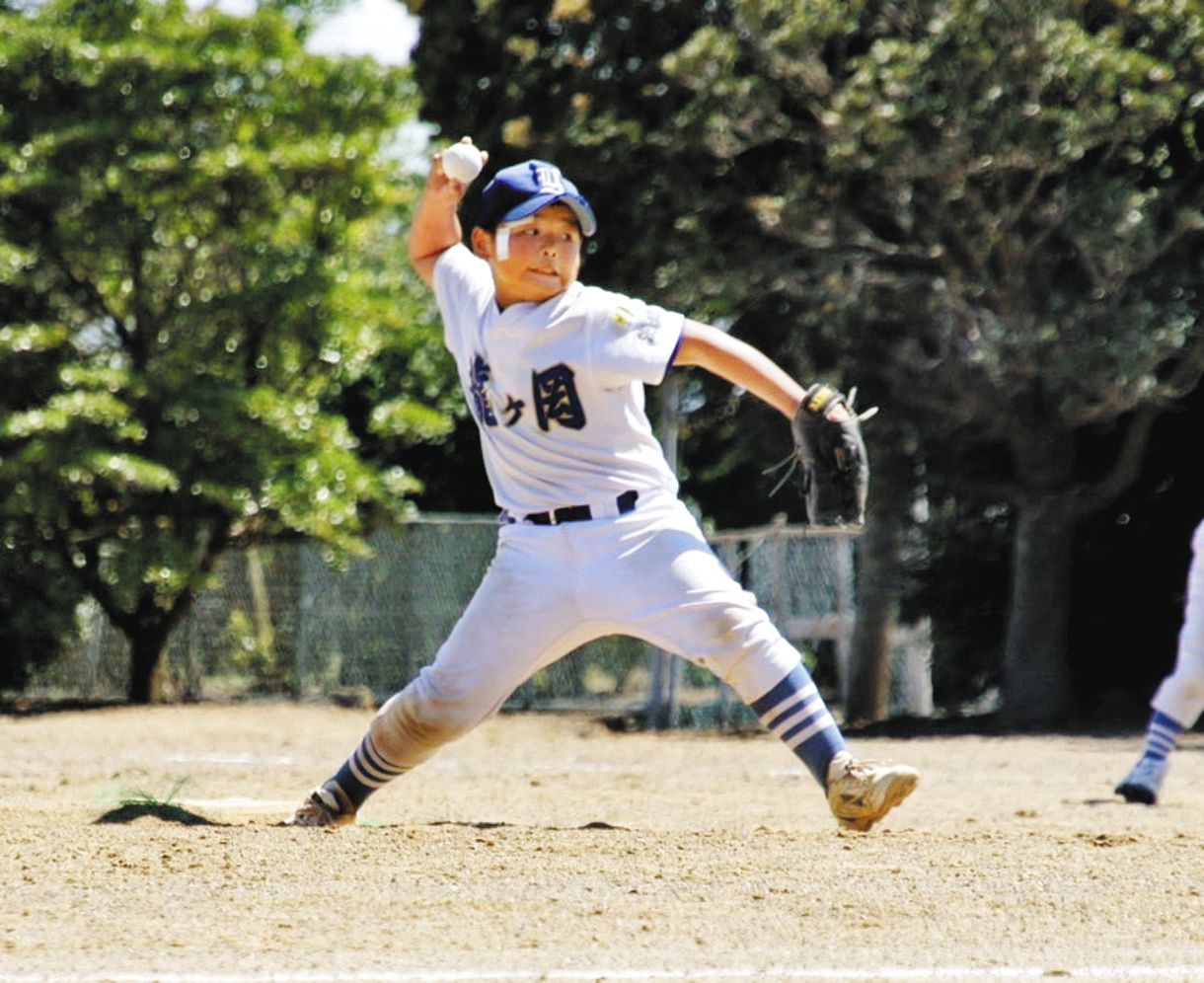 頭に包帯を巻いて試合に出場した小学４年の日渡（家族提供）