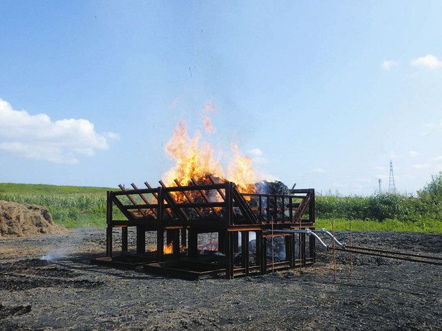 煙を減らし高温で刈草を燃やすモヤッシー＝大野町下座倉で（山辰組提供）